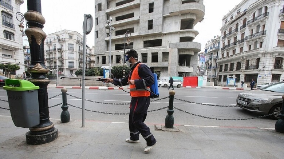 الجزائر تمدد الحجر الصحي أسبوعين وتستثني المناطق المتضررة بالحرائق