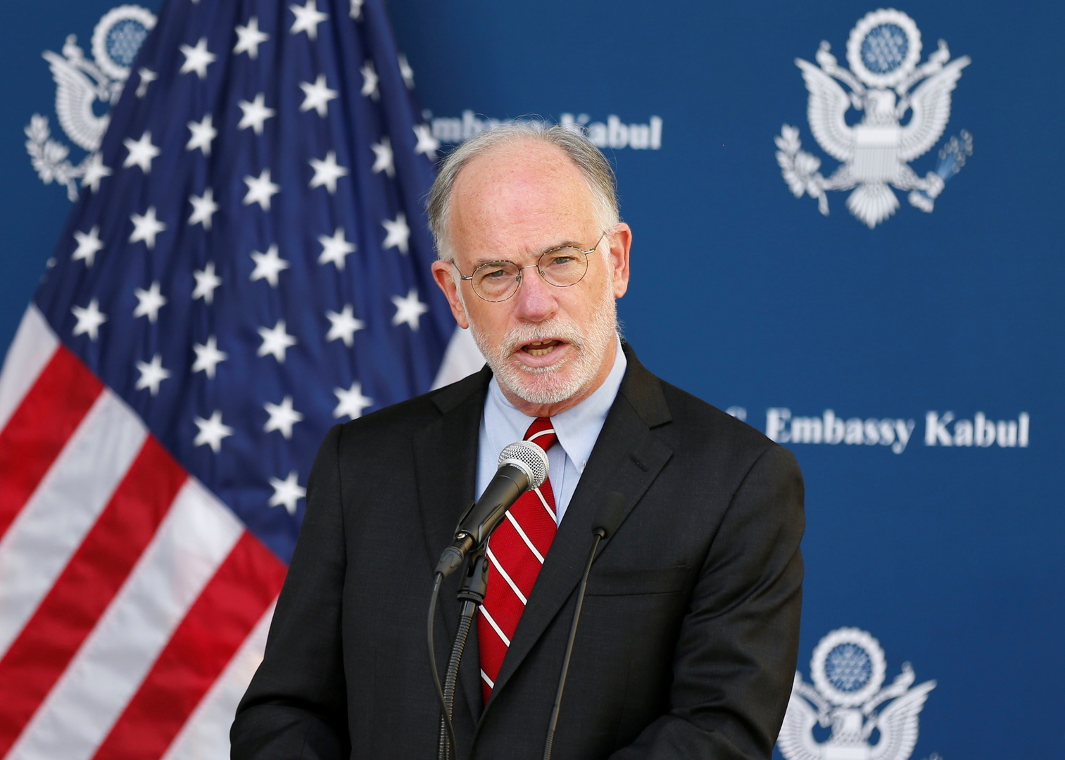 وسائل إعلام: إجلاء سفير الولايات المتحدة في أفغانستان إلى مطار كابل