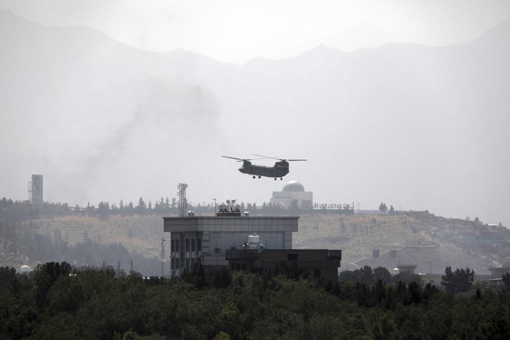 السفارة الأمريكية تؤكد الأنباء عن حريق في مطار كابل بعد نقل طاقمها إليه