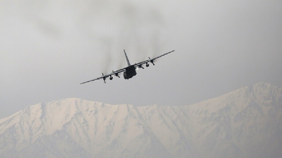 أوزبكستان تعلن استقبال 46 طائرة أفغانية تحمل مئات الجنود الفارين من بلادهم