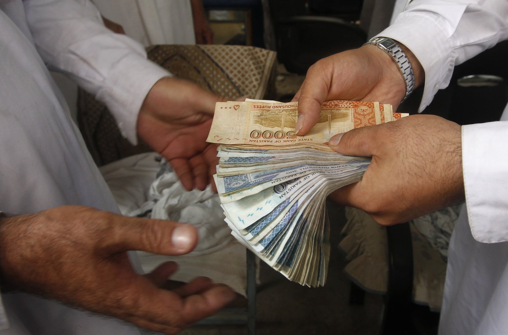 رئيس البنك المركزي الأفغاني يفر من كابل وانخفاض حاد بالعملة الأفغانية