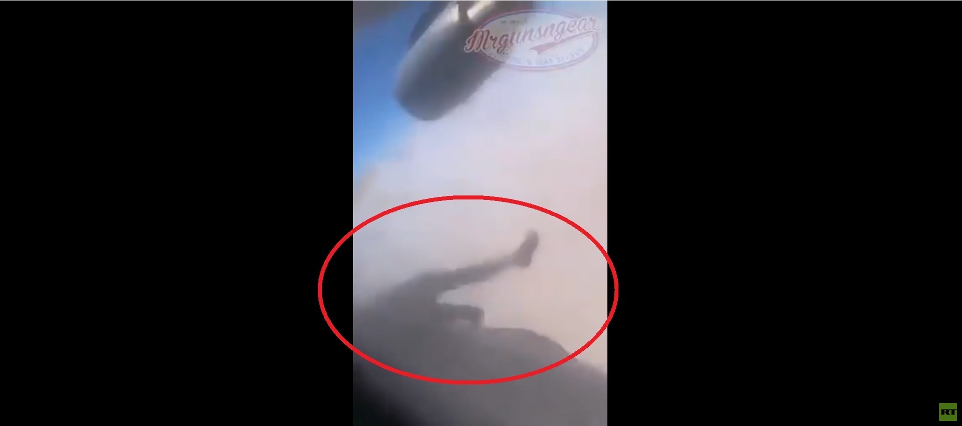 متداول.. فيديو جديد من داخل الطائرة لشخص يتدلى قبل السقوط!