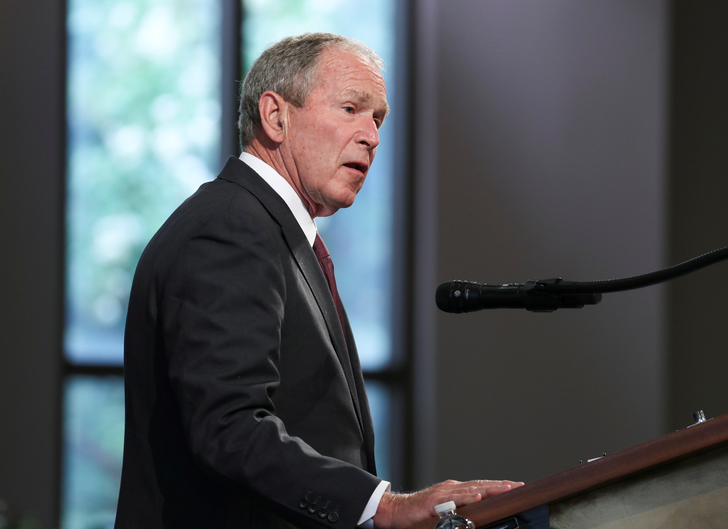 بوش يدعو لفتح ممر آمن للاجئين الأفغان دون تأخير 
