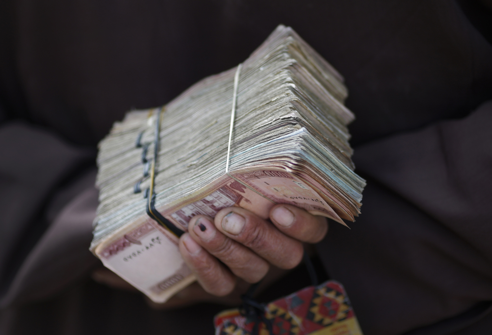 رئيس البنك المركزي الأفغاني: احتياطيات البنك المركزي لم تتعرض للخطر