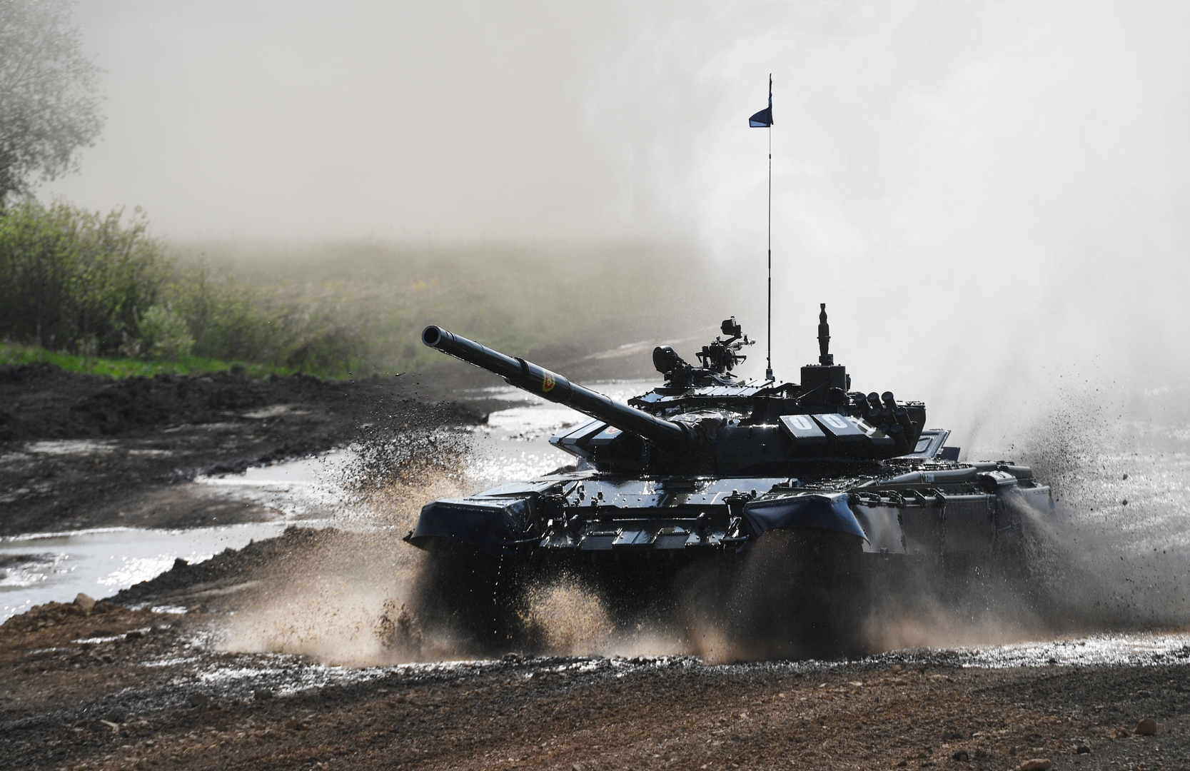 وزير الدفاع الروسي يقود دبابة 