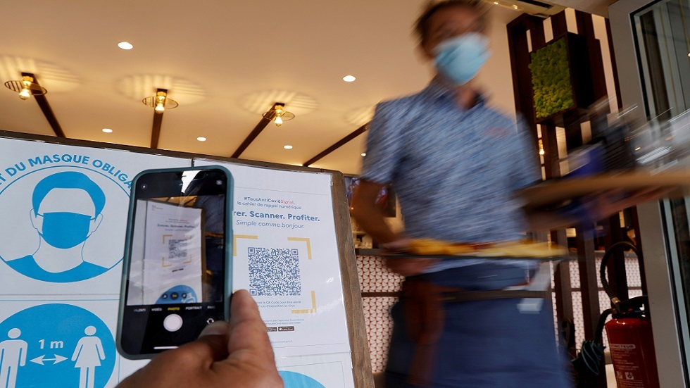 شاب إيطالي يوشم رمز QR على ذراعه ليثبت أنه تلقى لقاحا ضد كورونا - RT Arabic