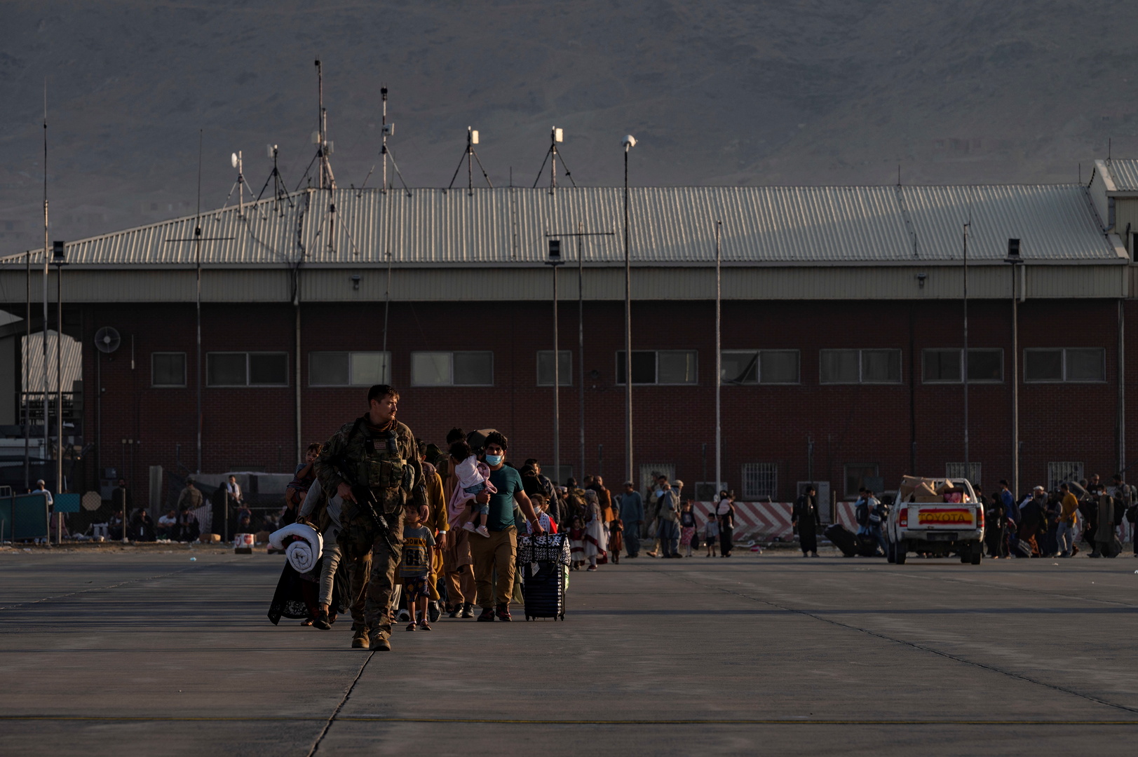 عضوان في الكونغرس الأمريكي يقومان بزيارة مفاجئة لمطار كابل