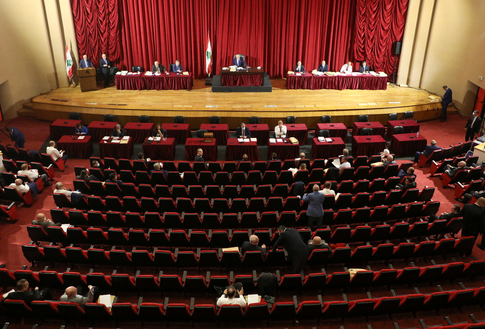البرلمان اللبناني: قاضي مرفأ بيروت تجاوز سلطاته باستدعاء دياب