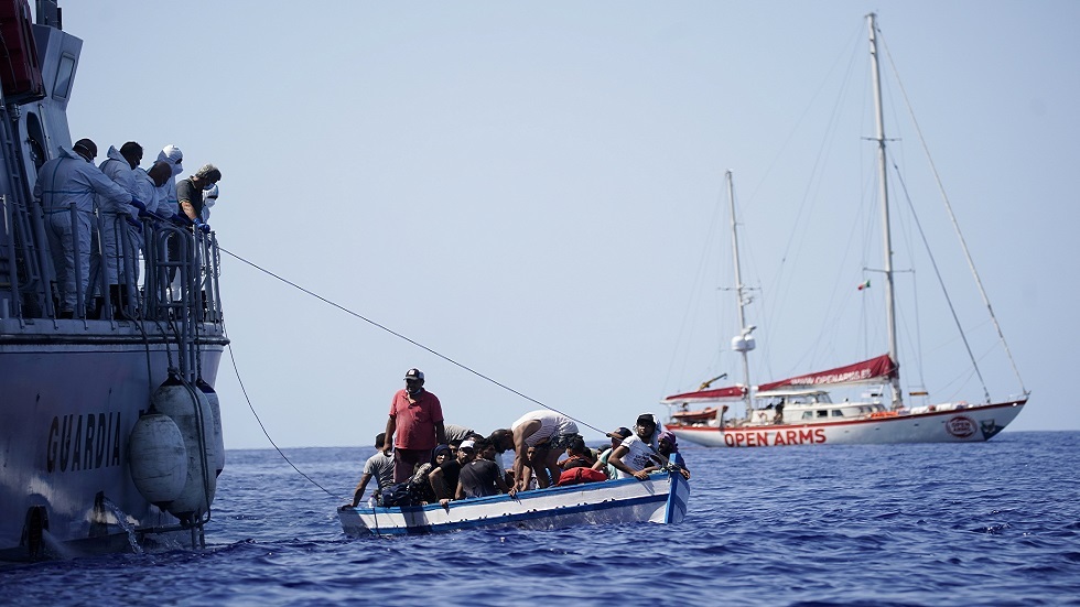 سفن عسكرية إيطالية تساعد قاربا يقل 539 مهاجرا