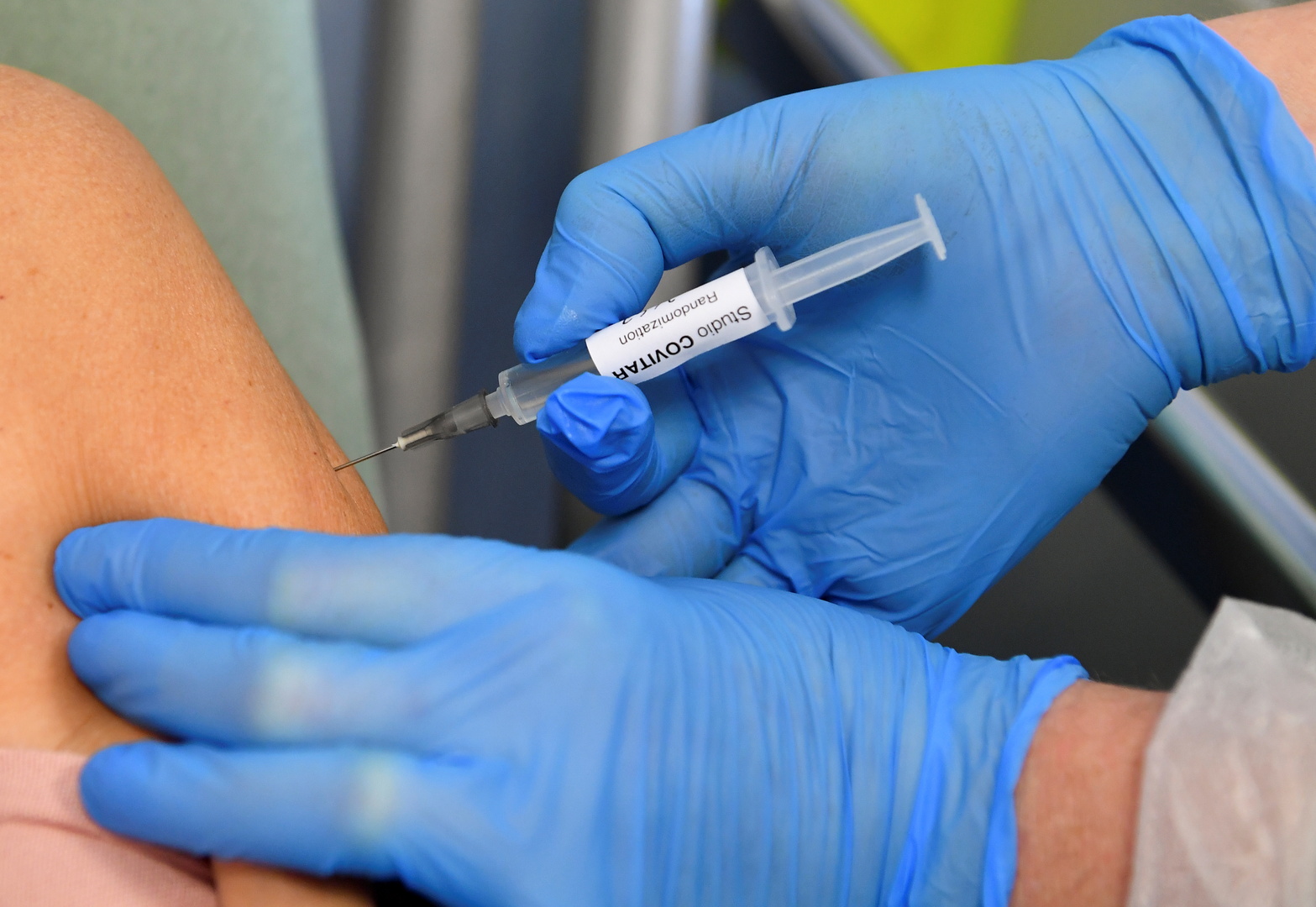 الصين تجري 2.01 مليار تطعيم ضد كورونا بين جرعة وجرعتين