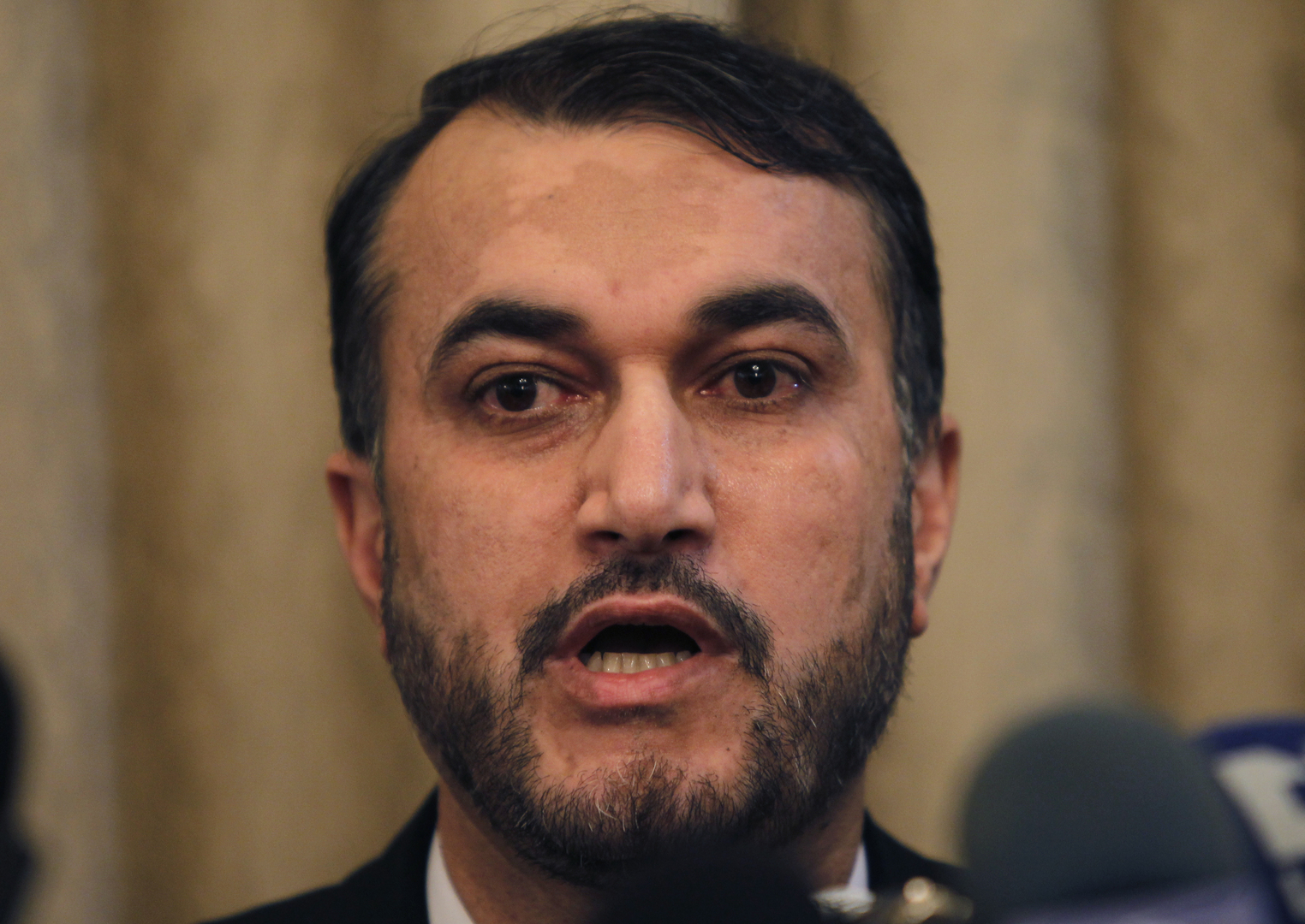 عبد اللهيان: رئيس حكومة الإمارات يرحب بتعزيز العلاقات مع إيران
