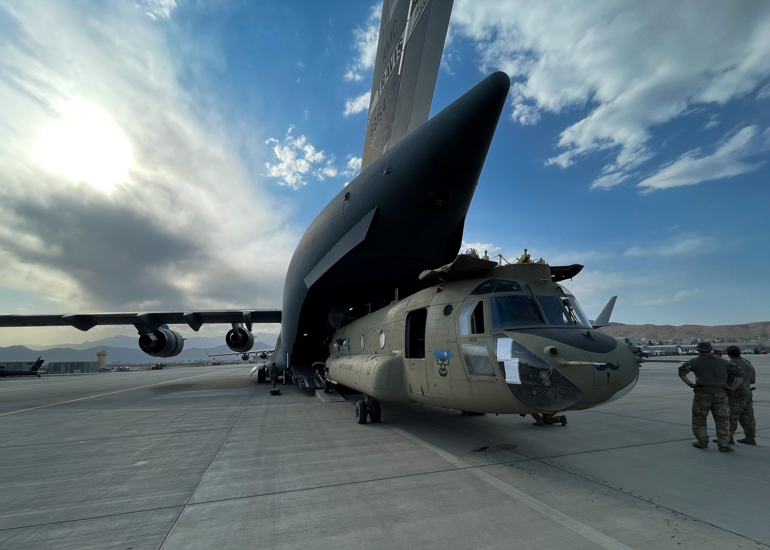الجيش الأمريكي يعطب طائرات ومدرعات قبل انسحابه من مطار كابل
