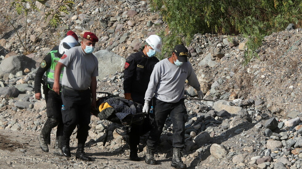 مصرع 32 شخصا على الأقل بسقوط حافلة في واد في بيرو