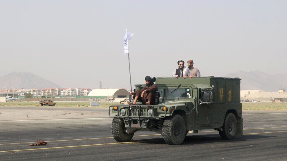 من استلم إدارته؟.. عناصر من طالبان يتابعون هبوط طائرة لدولة عربية في مطار كابل