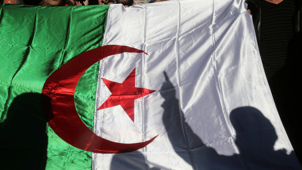 الجزائر.. وفاة فنان وممثل مسرحي شهير جراء كورونا