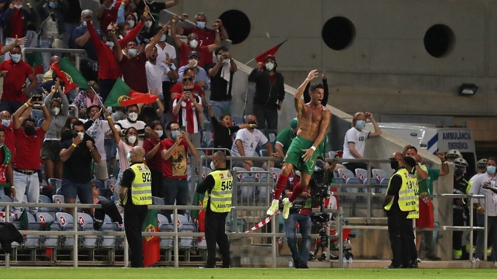 شاهد.. هداف العالم رونالدو ينقذ البرتغال بهدفين تاريخيين!