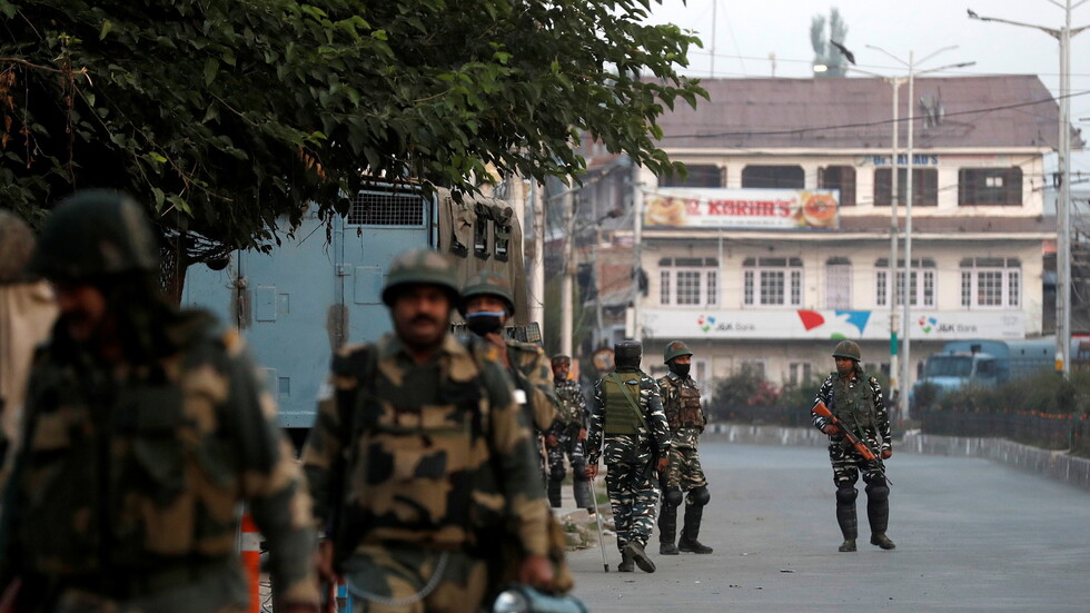 الهند تغلق كشمير بعد وفاة زعيم كبير في الإقليم