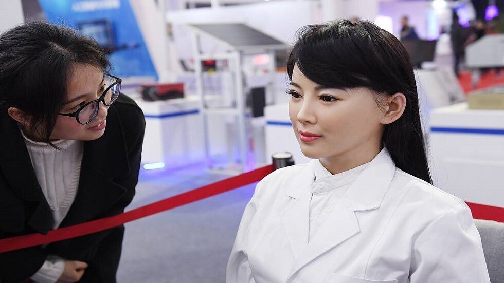 علماء: نظرة روبوت تستطيع تغيير قدرة الإنسان على اتخاذ قرارات