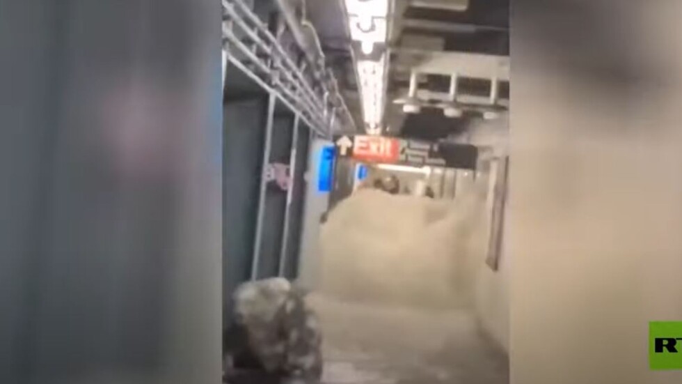 شاهد.. مياه الفيضانات تغرق مترو نيويورك