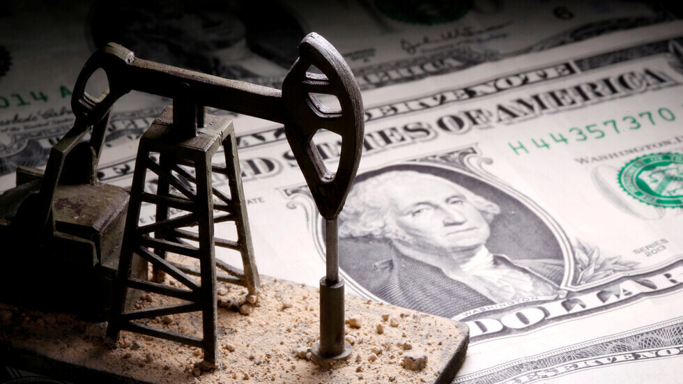 النفط يرتفع بفضل آمال التعافي الاقتصادي ونزول الدولار