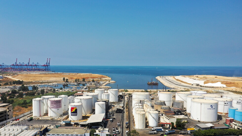 مسؤول إيراني يؤكد أن سفينة الوقود ستصل قريبا إلى لبنان