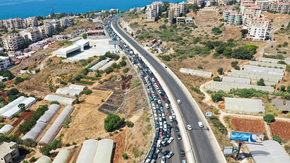 مصادر: النفط الإيراني سينقل إلى لبنان بشاحنات من سوريا