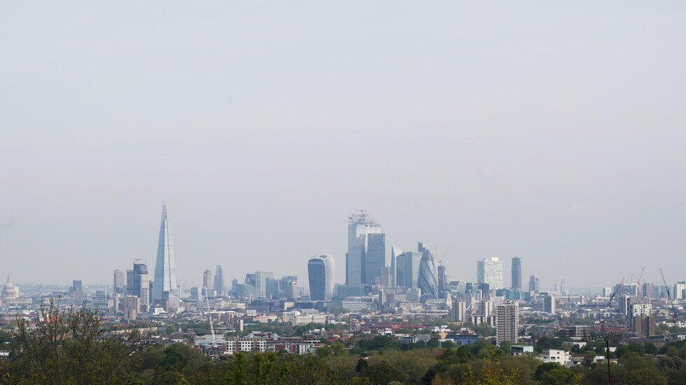 بريطانيا ترصد 42076 إصابة و121 وفاة جديدة بكورونا