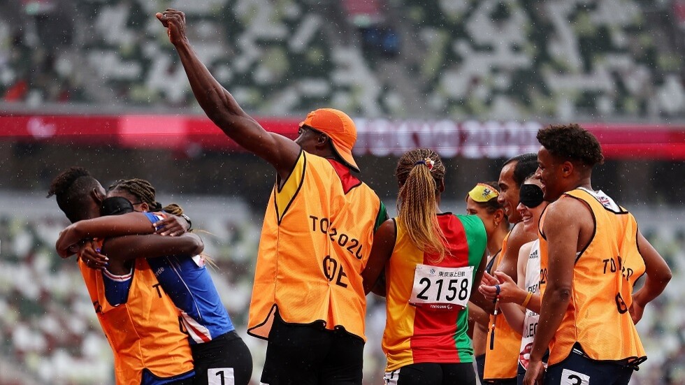 شاهد.. خسارة عداءة تنتهي بمفاجأة رومانسية عند خط النهاية