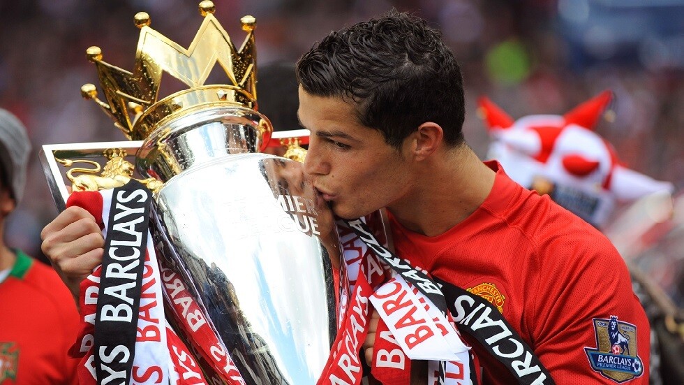 رونالدو يحط الرحال في مانشستر (صور)