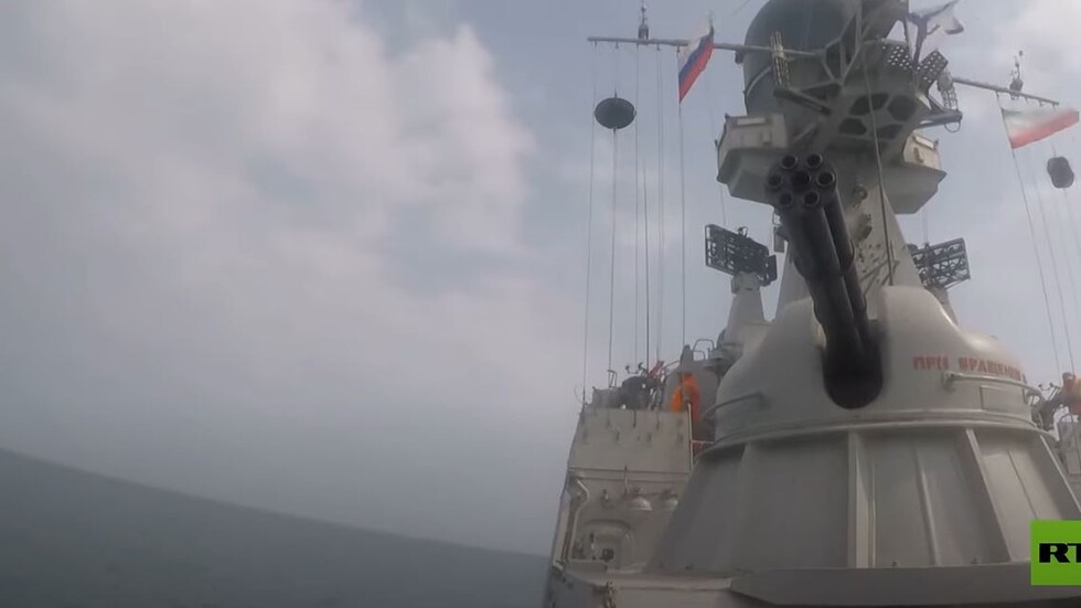 بدقة عالية.. أطقم  فرقاطة 