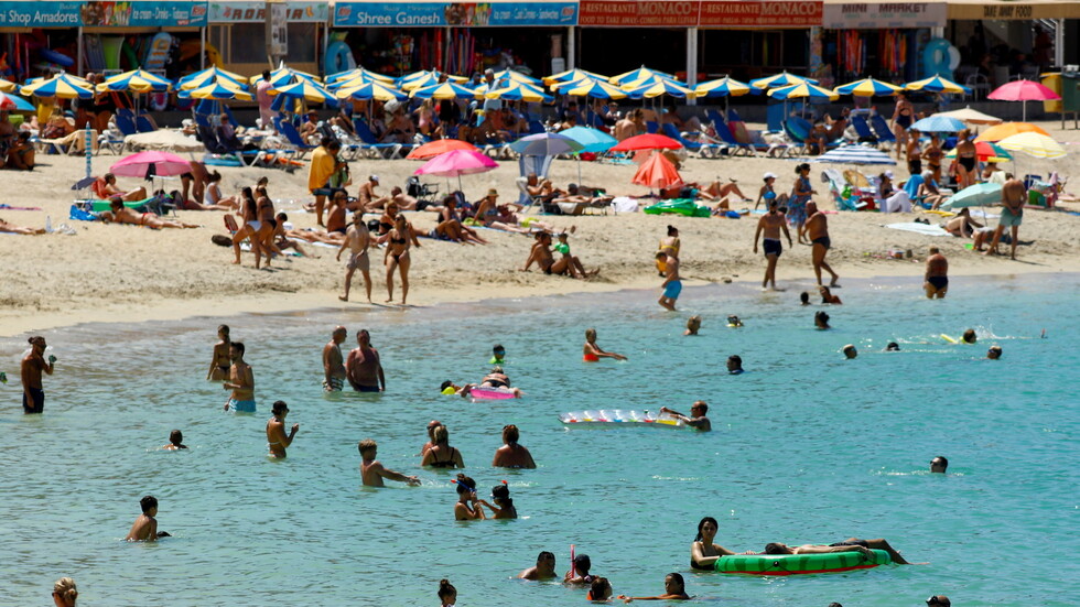 إسبانيا تلزم الوافدين الأمريكيين بالتطعيم ضد كورونا