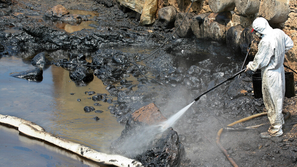 لبنان.. التسرب النفطي من أنابيب العراق في توسع وتخوف وسط الأهالي بالشمال