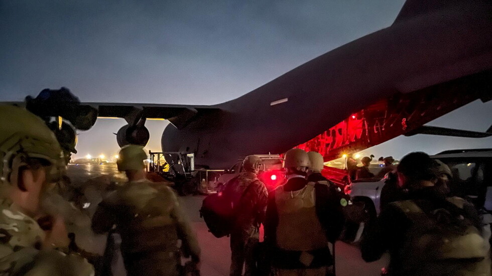 الحكومة الأمريكية تنفذ أول عملية إجلاء بعد انسحابها العسكري من أفغانستان