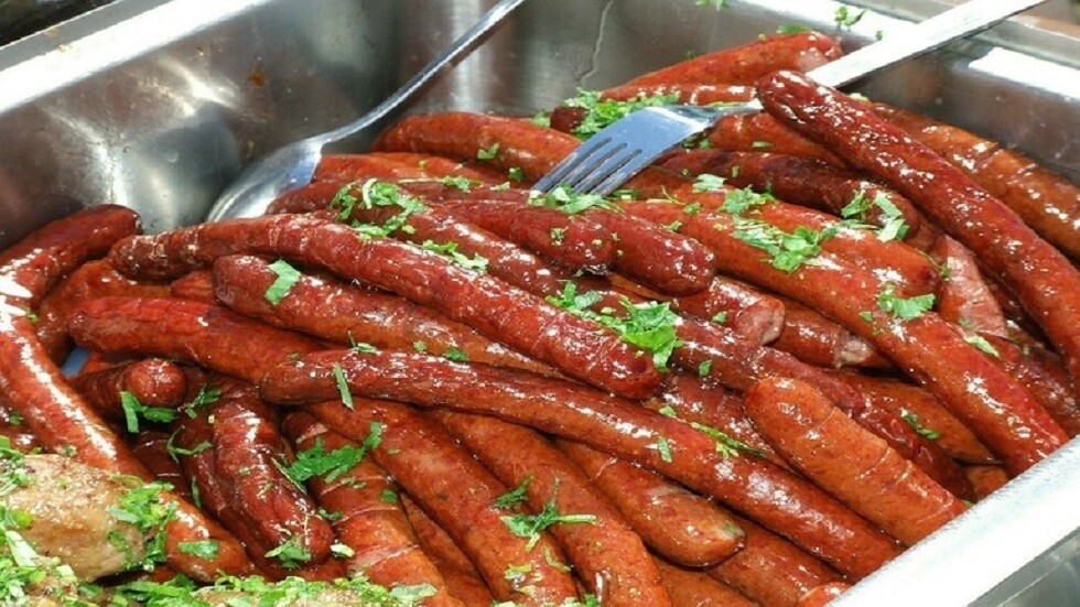 طبيب يكشف مادة غذائية تسبب سرطان الأمعاء