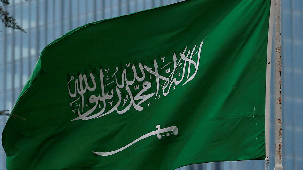 السعودية.. التحقيق مع "لواء" وضباط متقاعدين حصلوا على ملايين الدولارات في قضايا جنائية