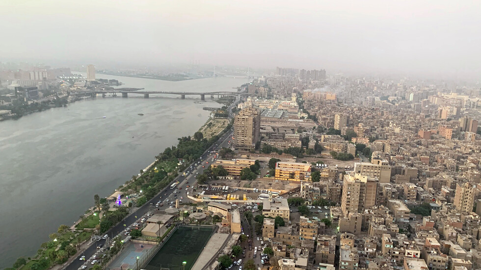 مصر.. شاب يشعل النيران في جسده ليلحق بوالدته المتوفية بعد أن "جاءته في المنام"