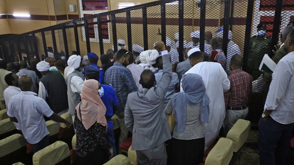 السودان.. نائب البشير يغيب عن المحكمة بسبب مرض الدوسنتاريا