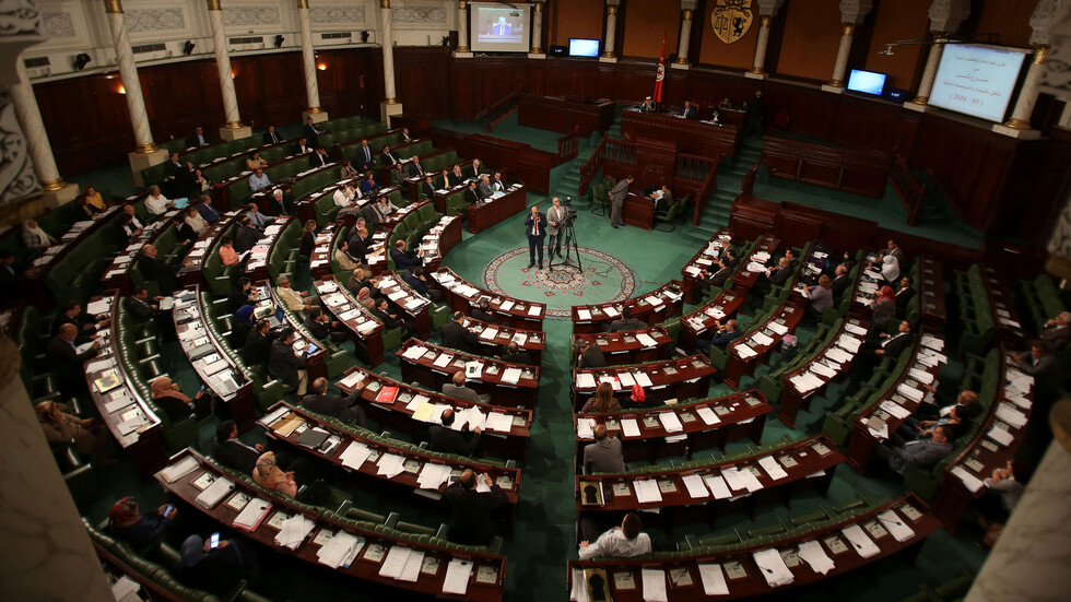 نائب تونسي يدخل في إضراب عن الطعام احتجاجا على سجنه ومحاكمته عسكريا