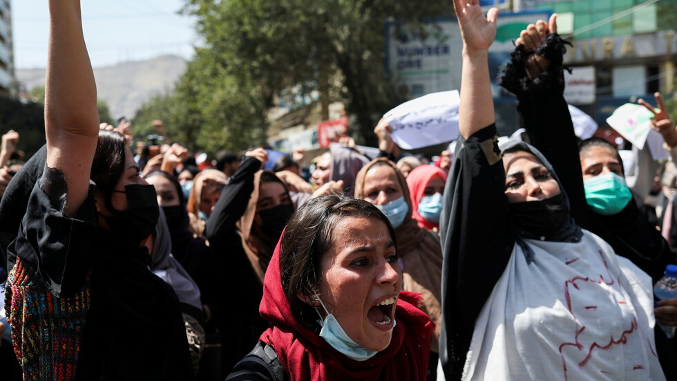 طالبان تقمع احتجاجا جديدا لنساء في كابل .. فيديو