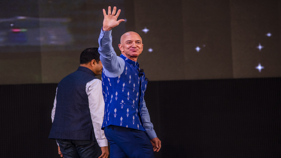 بيزوس يموّل 