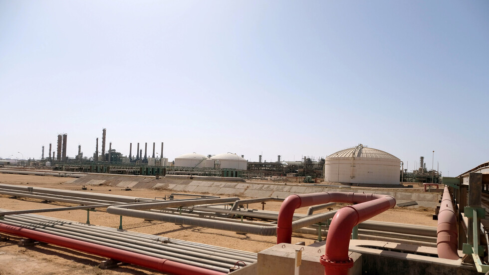 ليبيا.. توقف صادرات النفط من ميناءين