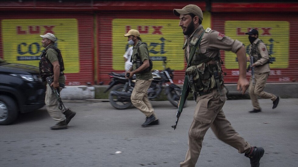 الشرطة الهندية تداهم منازل 4 صحفيين في كشمير