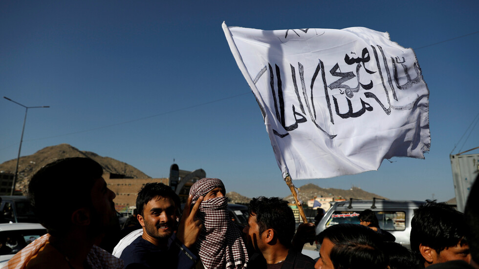 شاهد.. "طالبان" تصدر أول تأشيرة لصحفي أجنبي