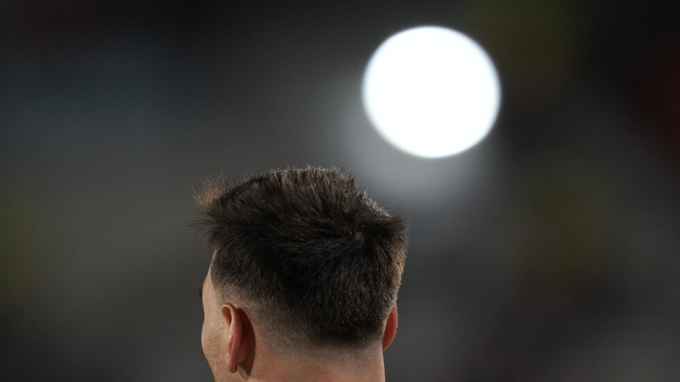 بالفيديو.. ميسي يذرف الدموع أمام 21 ألف متفرج