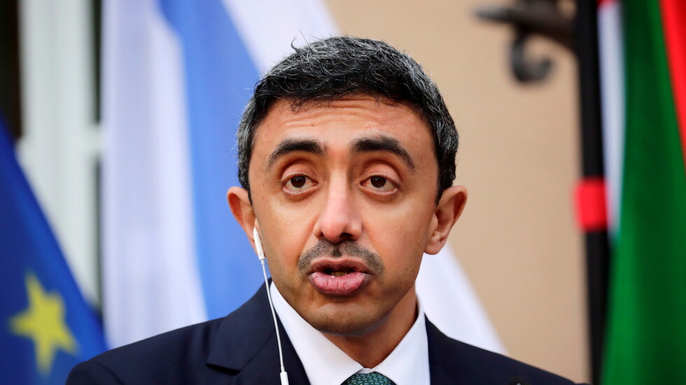 عبدالله بن زايد يجري اتصالا هاتفيا مع نظيره الإيراني