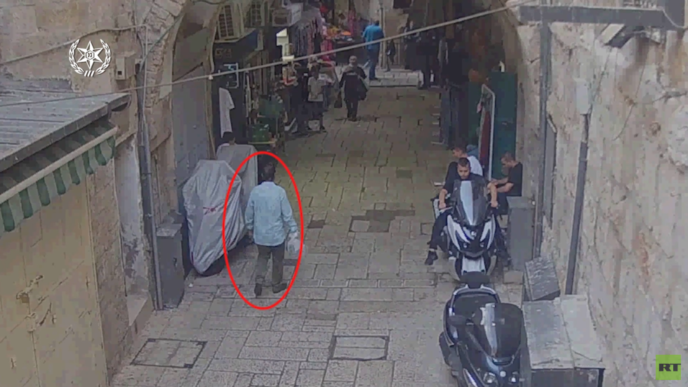 القدس.. توثيق محاولة الطعن عند باب المجلس وإطلاق النار على طبيب فلسطيني (فيديو)