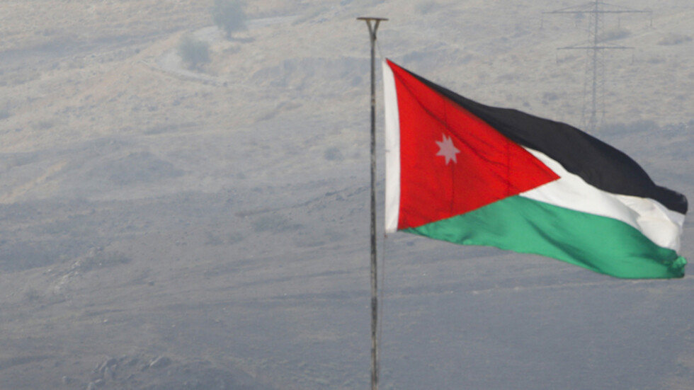 الأردن.. مياه حمراء اللون في منطقة البحر الميت تثير الجدل ووزارة المياه تعلق (فيديو + صور)