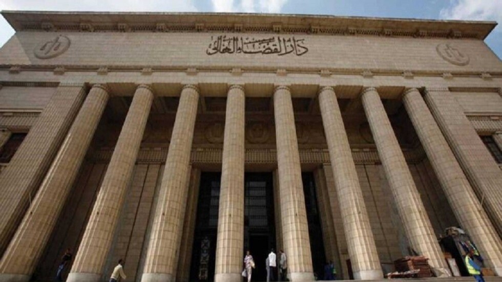 مصر.. الحكم بالمؤبد على أب اغتصب ابنته