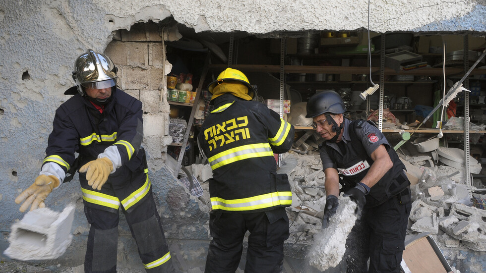 بالفيديو.. انهيار مبنى سكني في إسرائيل بعد يوم من إخلائه