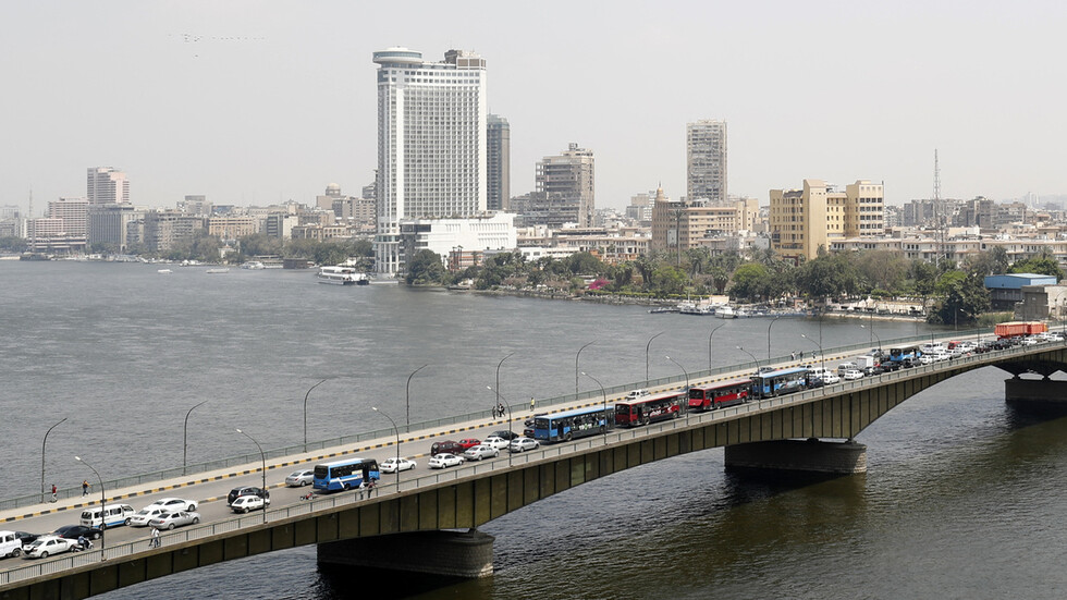 مصر.. امرأة تعيش بجوار قبر زوجها منذ وفاته: "يا ريتني كنت مكانه"